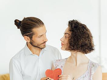 Liebe ist … das schönste Gefühl der Welt! Dennoch kann es manchmal kompliziert sein. Ist es Liebe? Liebe ich meinen Partner noch? Wenn Sie sich diese Fragen auch schon gestellt haben, kommt hier ein Test, mit dem Sie sich Klarheit über Ihre Gefühle verschaffen können. Außerdem haben wir von romantisch bis lustig Definitionsversuche gesammelt, was denn alles Liebe ist.   Bild: https://www.pexels.com/de-de/foto/mann-paar-liebe-menschen-5493195/
