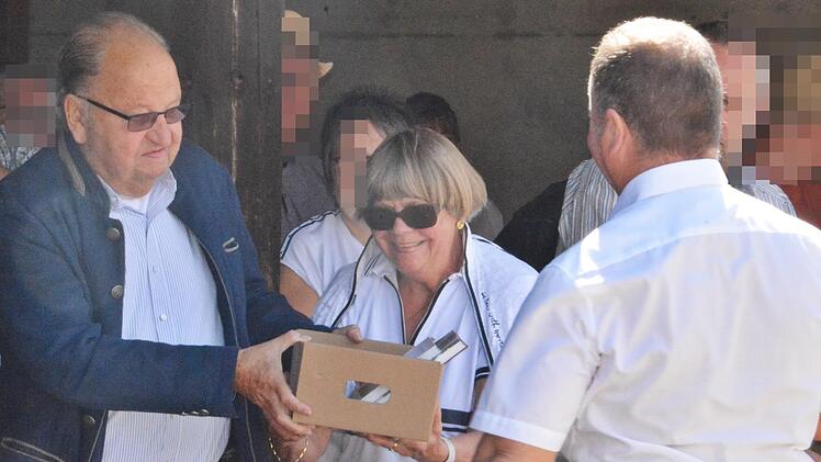 Präsente gab es von Rainer Waldvogel, Gesamtleiter der Behinderteneinrichtung Maria Bildhausen für Lilo und Professor Dr. Heribert Offermanns. Sie  haben mit einer großzügigen Spende dazu beigetragen, dass die Kleinsthäuser erstellt werden konnten...