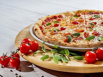 Zahlreiche Restaurants bieten in Coburg leckere Pizza an.