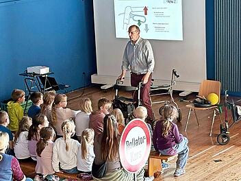Edgar Kast f&uuml;hrte die Kinder in einem anschaulichen Theorieteil in die Herausforderungen ein, denen Senioren und Seniorinnen im Stra&szlig;enverkehr begegnen.