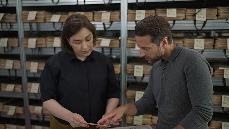 Gemeinsam mit Archivarin Maria Poguntke sucht Mirko Drotschmann nach Hinweisen auf seinen Urgro&szlig;vater Hans-Joachim.