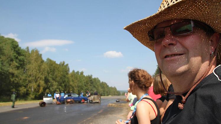 Mit Lautsprechern fordern sie die Demonstranten auf, zu gehen.