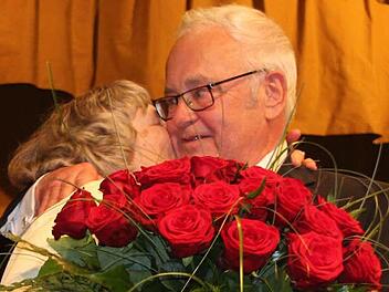 36 Rosen für 36 Jahre als Haßfurter Bürgermeister und als Haßberge-Landrat: Rudolf Handwerker bedankte sich bei seiner Frau Regine für ihre Unterstützung. Ein bewegender Moment bei der Feier in Knetzgau.