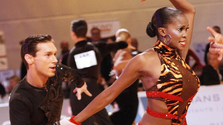 Da fliegen die Funken: Marius Iepure und Otlile Mabuse. Foto: privat