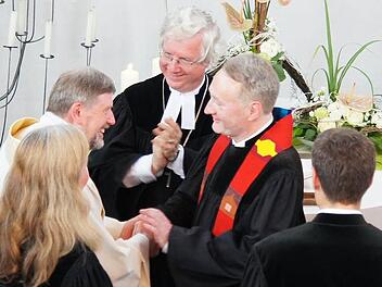 Pfarrer Richard Brütting (l.) sprach vor den Augen von Dekan Peter Huschke (Mitte) Ralph Utz den Segen für seine neue Aufgabe in Hemhofen zu. Fotos: Heike Reinersmann