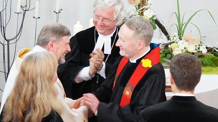 Pfarrer Richard Brütting (l.) sprach vor den Augen von Dekan Peter Huschke (Mitte) Ralph Utz den Segen für seine neue Aufgabe in Hemhofen zu. Fotos: Heike Reinersmann