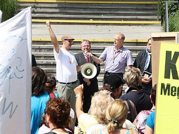 Trotz seiner Bekundungen, alle Einwände zu beachten, traf Peter Franke (Bildmitte), Vizepräsident der Bundesnetzagentur, auf Widerstand. Hier ist er mit Christian Klein und Reiner Morshäuser bei der Demo zu sehen.