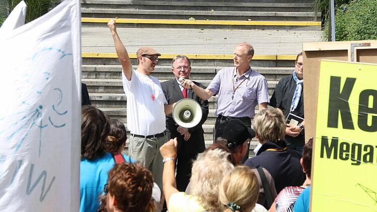 Trotz seiner Bekundungen, alle Einwände zu beachten, traf Peter Franke (Bildmitte), Vizepräsident der Bundesnetzagentur, auf Widerstand. Hier ist er mit Christian Klein und Reiner Morshäuser bei der Demo zu sehen.