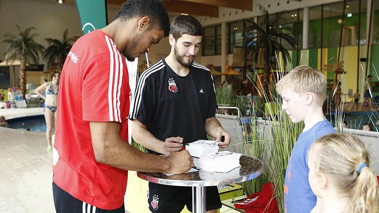 Ryan Thompson und Daniel Schmidt von den Brose Baskets gaben Autogramme. Foto: Matthias Hoch
