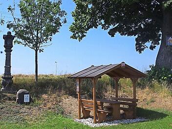 Von Hesselbach kommend, links neben der Staatsstraße nach Lahm, steht, etwa am Scheitelpunkt der ehemaligen Straße von Hesselbach nach Wilhelmsthal, die sogenannte "Dienesch"-Linde. Der alte Baum spendet Schatten für einen Sandsteinsteinpfeiler, den Hans Weißer 1764 hat setzen lassen, nachdem seine beiden Kinder hier im Winter 1761 bei einer großen Schneeverwehung ums Leben gekommen waren. Auf Initiative der Dorfgemeinschaft Hesselbach wurde hier eine neue Sitzgarnitur aufgestellt.  Foto: He...
