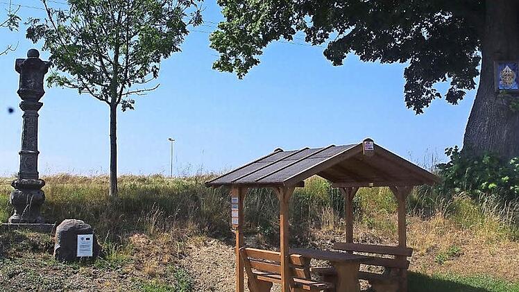Von Hesselbach kommend, links neben der Staatsstraße nach Lahm, steht, etwa am Scheitelpunkt der ehemaligen Straße von Hesselbach nach Wilhelmsthal, die sogenannte "Dienesch"-Linde. Der alte Baum spendet Schatten für einen Sandsteinsteinpfeiler, den Hans Weißer 1764 hat setzen lassen, nachdem seine beiden Kinder hier im Winter 1761 bei einer großen Schneeverwehung ums Leben gekommen waren. Auf Initiative der Dorfgemeinschaft Hesselbach wurde hier eine neue Sitzgarnitur aufgestellt.  Foto: He...