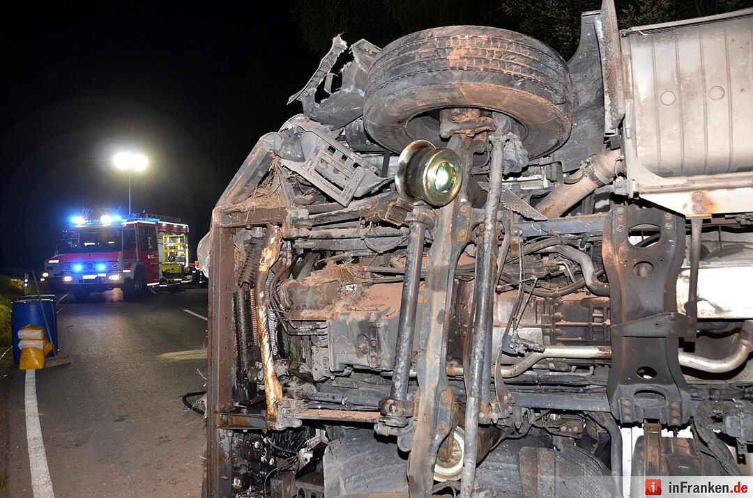 Bergungsarbeiten nach Lkw-Unfall: B27 komplett gesperrt