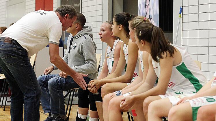 Trainer Ulf Schabacker spricht in einer Auszeit zu seinen Spielerinnen. Foto: sportpress