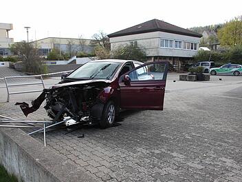 Das demolierte Unfall-Fahrzeug am Ende der Irrfahrt auf dem Pausenhof des Friedrich-Rückert-Gymnasiums. Fotos: Ralf Kestel