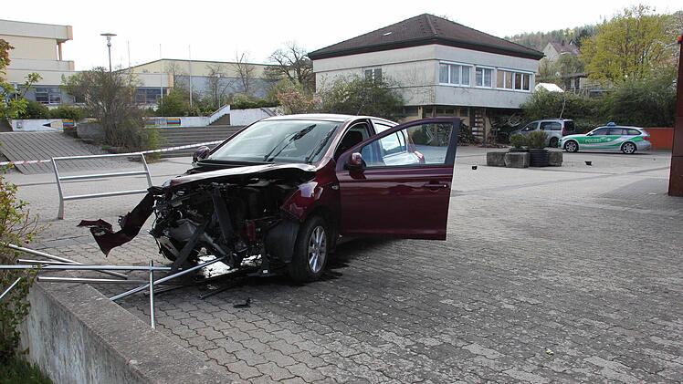 Das demolierte Unfall-Fahrzeug am Ende der Irrfahrt auf dem Pausenhof des Friedrich-Rückert-Gymnasiums. Fotos: Ralf Kestel