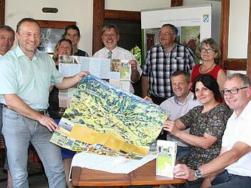 Die Karte stellten Projektleiter Klaus Schaumberger (Zweiter von links) und Landwirtschaftsdirektor Guido Winter (Bildmitte) auf dem Biohof von Reinhard (links) und Roswitha Heil (rechts hinten) in Waldbuch vor. Foto: Klaus Klaschka
