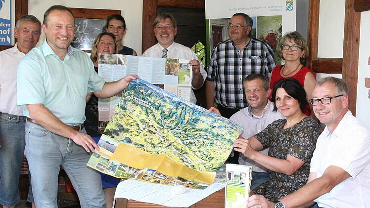 Die Karte stellten Projektleiter Klaus Schaumberger (Zweiter von links) und Landwirtschaftsdirektor Guido Winter (Bildmitte) auf dem Biohof von Reinhard (links) und Roswitha Heil (rechts hinten) in Waldbuch vor. Foto: Klaus Klaschka