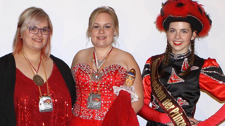 Die neue Regentin Katharina II. mit ihrem Hofstaat, ihre Schwester und Adjudantin Lisa Pankerl (links) und das "Tanzmariechen der Prinzessin" Melina Häussler. Foto: Thomas Dill