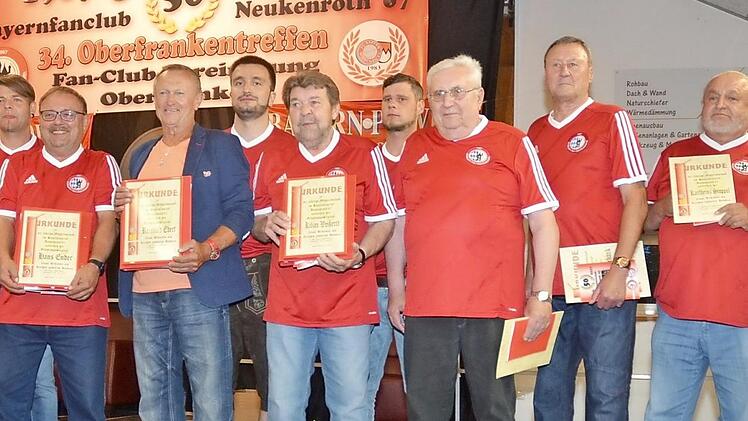 Vorne ab 3. von links Gründungsmitglieder Hans Ender, Reinhold Ebert und Kilian Weißerth, und Jubilare für 50-jährige Treue, Peter Büttner, Klaus Schank und Karlheinz Stoppel mit Bürgermeister und Schirmherr Rainer Detsch (links), 2. Vorsitzender Uwe Cichy (2. v. l.), Kassier Steffen Fiedler (5. v. l.), 1. Vorsitzender Michael Fröba (r.)