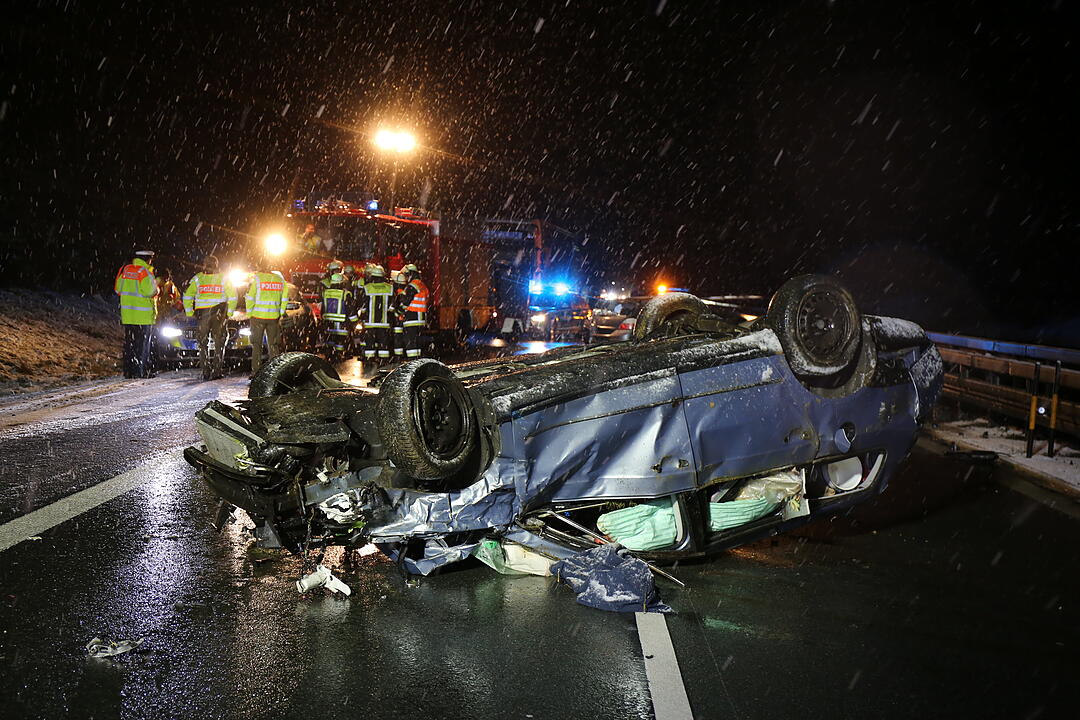 Schwerer Zusammenstoß auf der A93 - Fahrer stirbt noch an der Unfallstelle