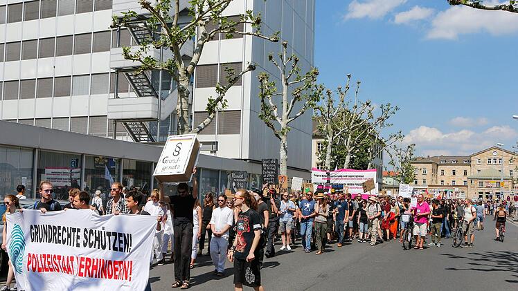 Demonstration gegen das geplante Polizeiaufgabengesetz am 12. Mai 2018 in Bamberg. Foto: Matthias Hoch