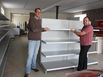 Johannes Graf (links) von der Firma Igros und Geschäftsführer Jürgen Linz stecken noch mitten in den Vorbereitungen für die Eröffnung des künftigen Dorfladens.  Foto: Leonie Hauck