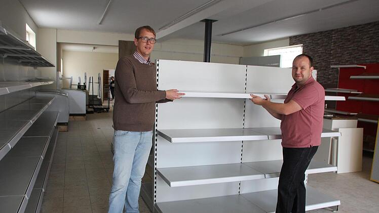 Johannes Graf (links) von der Firma Igros und Geschäftsführer Jürgen Linz stecken noch mitten in den Vorbereitungen für die Eröffnung des künftigen Dorfladens.  Foto: Leonie Hauck