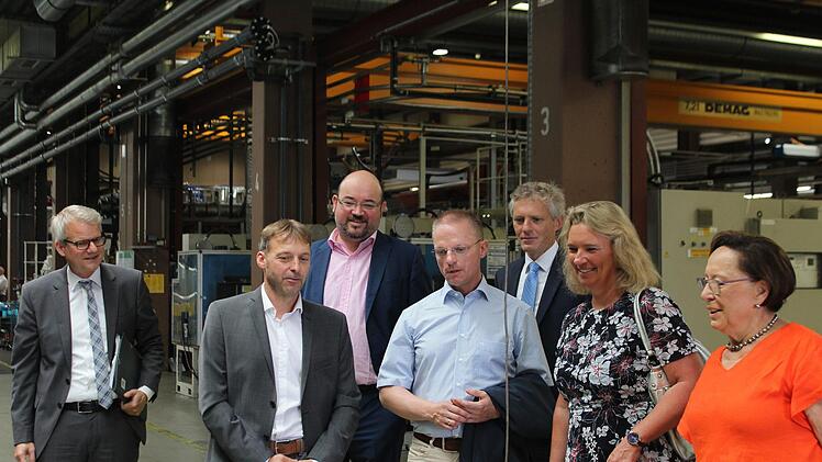 Auch bei Joyson Safety Systems in Albertshausen schaute sich Ministerin Kerstin Schreyer um. Foto: Raphael Mantis