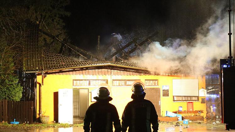 Die Feuerwehren können das Gebäude nur noch kontrolliert herunterbrennen lassen. Foto: News5/Fricke