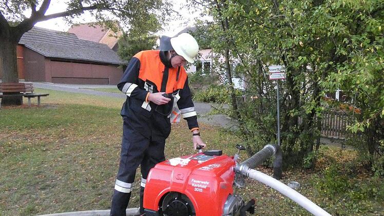 Aus der Zisterne in der Ortsmitte wurde das Löschwasser durch eine 300 Meter lange Schlauchleitung zum Einsatzort im Friedhofsweg gepumpt.