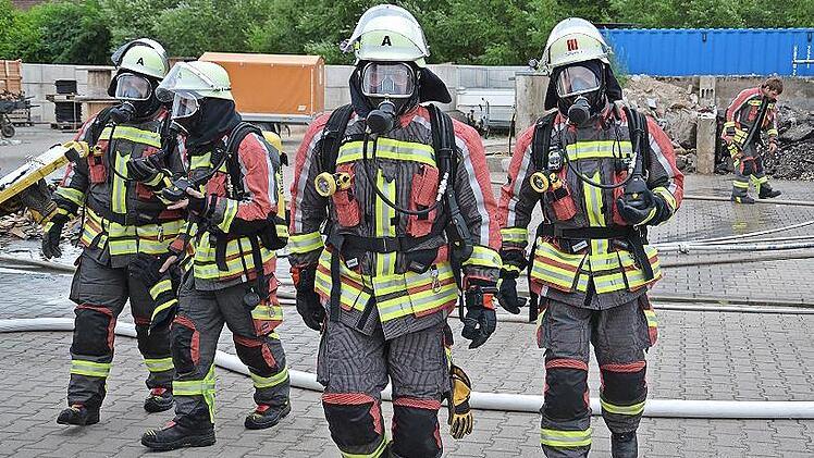 Die R&ouml;ttenbacher Feuerwehrleute proben den Ernstfall am Tag der offenen T&uuml;r.