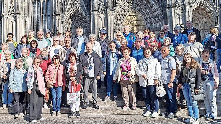 Die Reisegruppe vor den Stufen des K&ouml;lner Domes