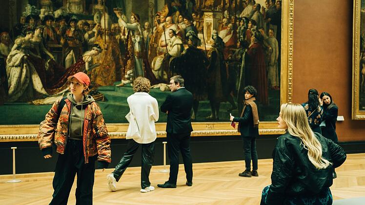 "Cat's Eyes" fällt und steht mit der Stadt, in welcher die Serie spielt: Paris. Dabei dürfen Drehorte wie der Louvre nicht fehlen. Alexia (Claire Romain, links) und ihre ältere Schwester Tamara (Camille Lou) planen, in das Museum einzubrechen.