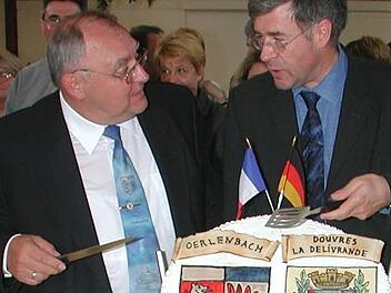 Die Bürgermeister Siegfried Erhard und Laurent Huet haben vor zehn Jahren die Partnerschaft zwischen Oerlenbach und Douvres-la-Délivrande besiegelt.  Foto: Stefan Geiger