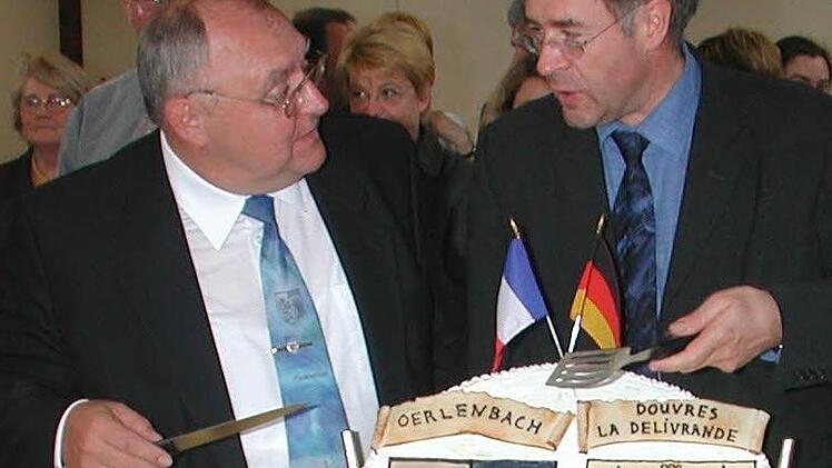 Die Bürgermeister Siegfried Erhard und Laurent Huet haben vor zehn Jahren die Partnerschaft zwischen Oerlenbach und Douvres-la-Délivrande besiegelt.  Foto: Stefan Geiger