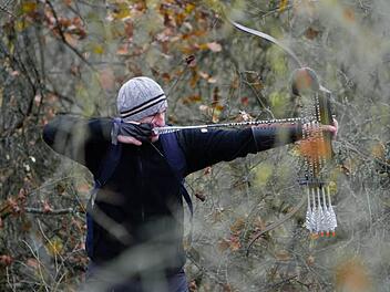 Die Faszination einer urtümlichen Art zu jagen, erleben die Rossacher Bowhunters bei ihren Turnieren - auch wenn die Tiere dabei nicht echt sind. Fotos: Florian Hecky