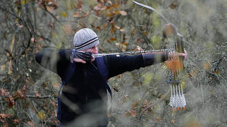 Die Faszination einer urtümlichen Art zu jagen, erleben die Rossacher Bowhunters bei ihren Turnieren - auch wenn die Tiere dabei nicht echt sind. Fotos: Florian Hecky