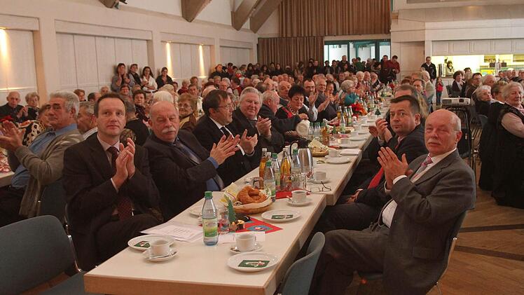 Viele Eltmanner kamen zur Altenehrung in die Stadthalle. Hier im Bild (vorne) Bürgermeister Michael Ziegler (links) und Dieter Greger, der Geschäftsführer des Rotkreuz-Kreisverbands (rechts). Foto: gg