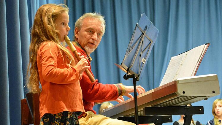 Emilia spielt auf der Blockflöte das "Jahreszeitenlied". Thomas Betzer begleitete sie dabei auf dem Klavier.