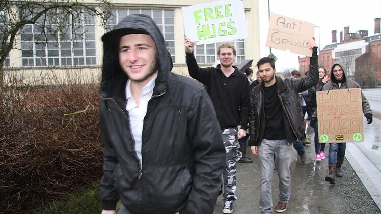 Die Jugendlichen vom ZOB wollten selbst ein Zeichen setzen - für Frieden und gegen den ständigen Stress am Busbahnhof.