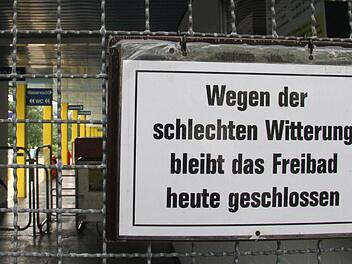 Wer wie versprochen umsonst ins Freibad wollte, der Stand am Sonntag vor verschlossenen Türen. Foto: Sonja Adam