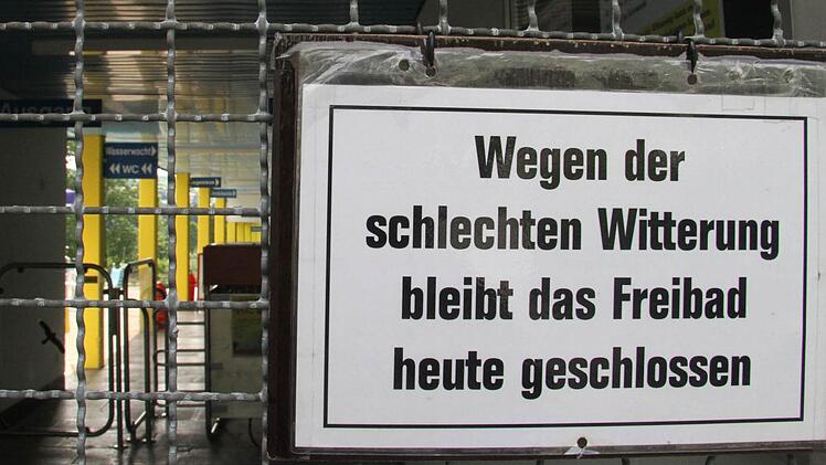 Wer wie versprochen umsonst ins Freibad wollte, der Stand am Sonntag vor verschlossenen Türen. Foto: Sonja Adam