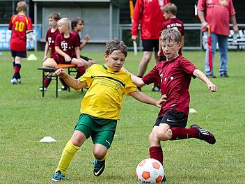 Eine Szene aus dem U8-Turnier: Der Eberner Berwind (rechts) klärt vor dem angreifenden Neubrunner Spieler.