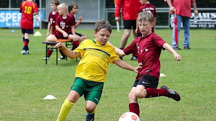 Eine Szene aus dem U8-Turnier: Der Eberner Berwind (rechts) klärt vor dem angreifenden Neubrunner Spieler.