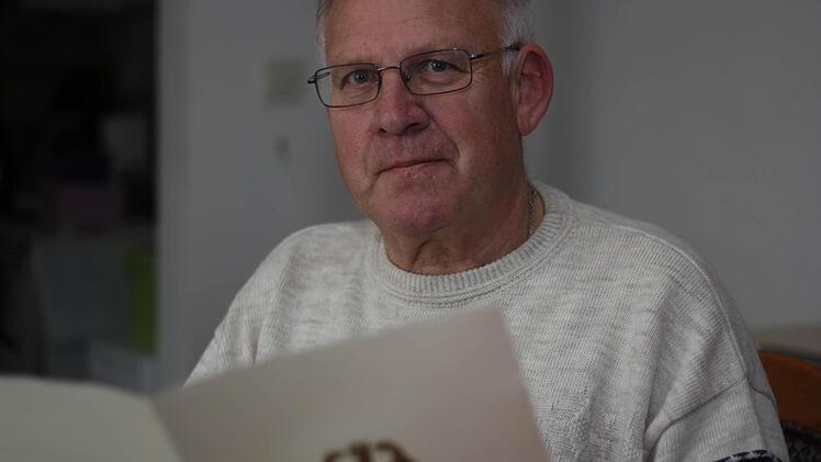 Mit der Diensturkunde in der Hand: Hubertus Bachmann erzählt aus seiner Zeit beim Bundesgrenzschutz.