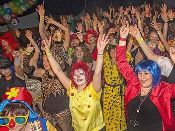 Ausgelassene Stimmung herrschte bei den Frauen in der Angerturnhalle. Fotos: Klaus Gagel
