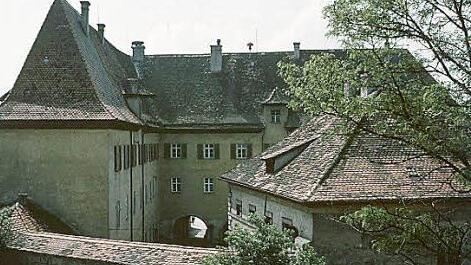 1958 gab es noch einen Gef&auml;ngnisbau (rechts im Bild) auf der R&uuml;ckseite des Schlosses, der dann aber abgerissen wurde.