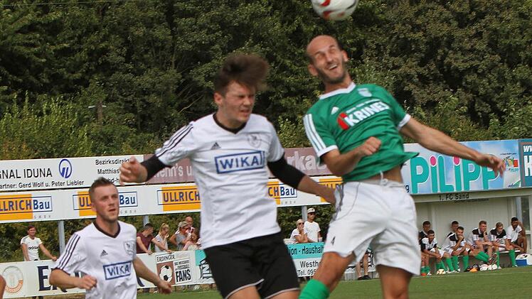 Der kampfstarke Florian Gundelsheimer (rechts) kann nach seiner Sperre wieder für den FC Sand auflaufen.