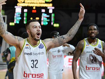 Medi-Topscorer Gabe York (links, 20 Punkte/5 Dreier) glänzte in der Offensive, weil er sich auf die Abwehr verlassen konnte. De'Mon Brooks (r.) steuerte 15 Punkte und sieben Rebounds zum Erfolg bei.  Foto: Peter Mularczyk