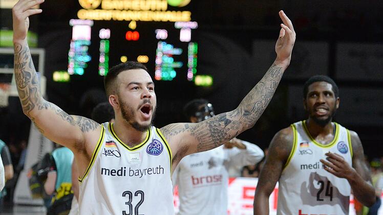Medi-Topscorer Gabe York (links, 20 Punkte/5 Dreier) glänzte in der Offensive, weil er sich auf die Abwehr verlassen konnte. De'Mon Brooks (r.) steuerte 15 Punkte und sieben Rebounds zum Erfolg bei.  Foto: Peter Mularczyk